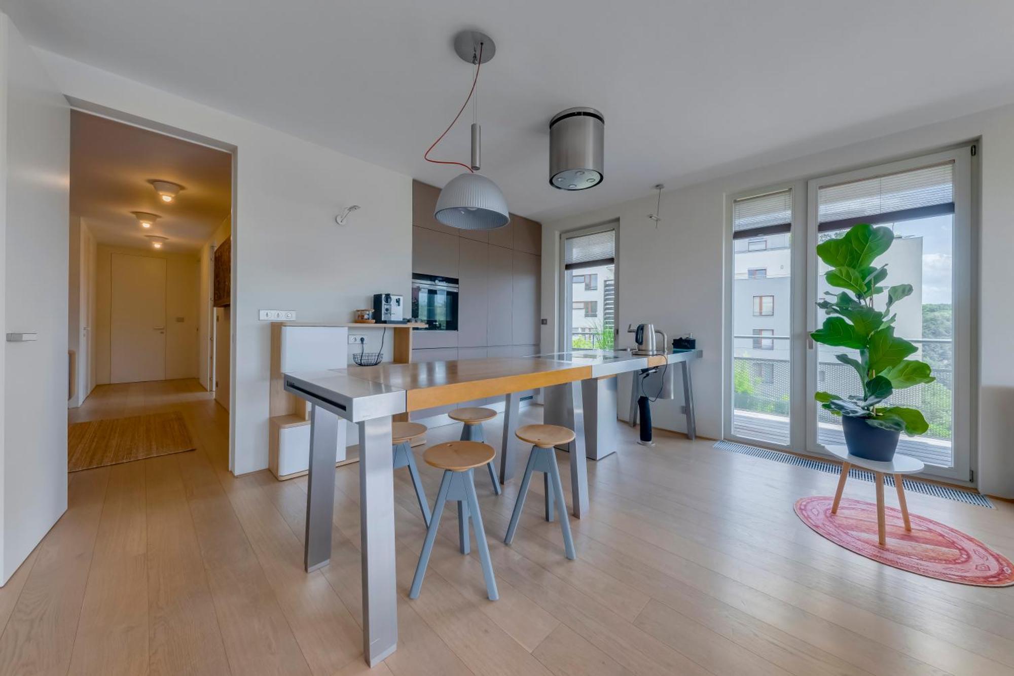Apartmán Moderni S Terasou, 2 Loznice, Parkovani V Cene, Blizko Metra, 15 Min Do Centra Prague