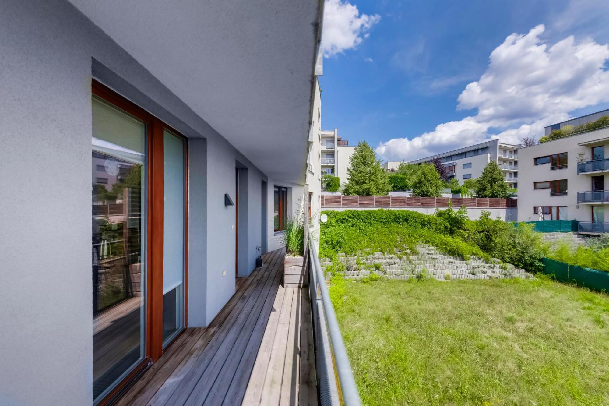 Apartmán Moderni S Terasou, 2 Loznice, Parkovani V Cene, Blizko Metra, 15 Min Do Centra Prague