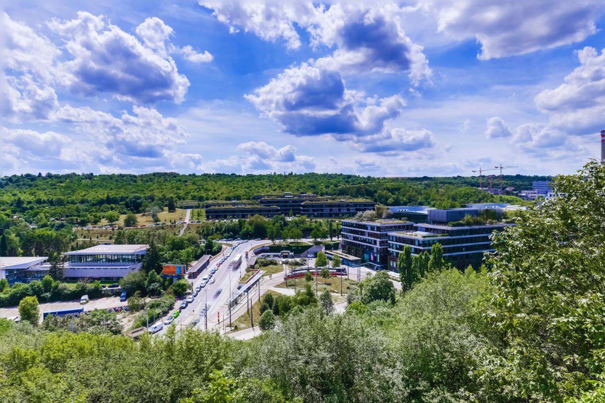 Moderni S Terasou, 2 Loznice, Parkovani V Cene, Blizko Metra, 15 Min Do Centra Apartmán