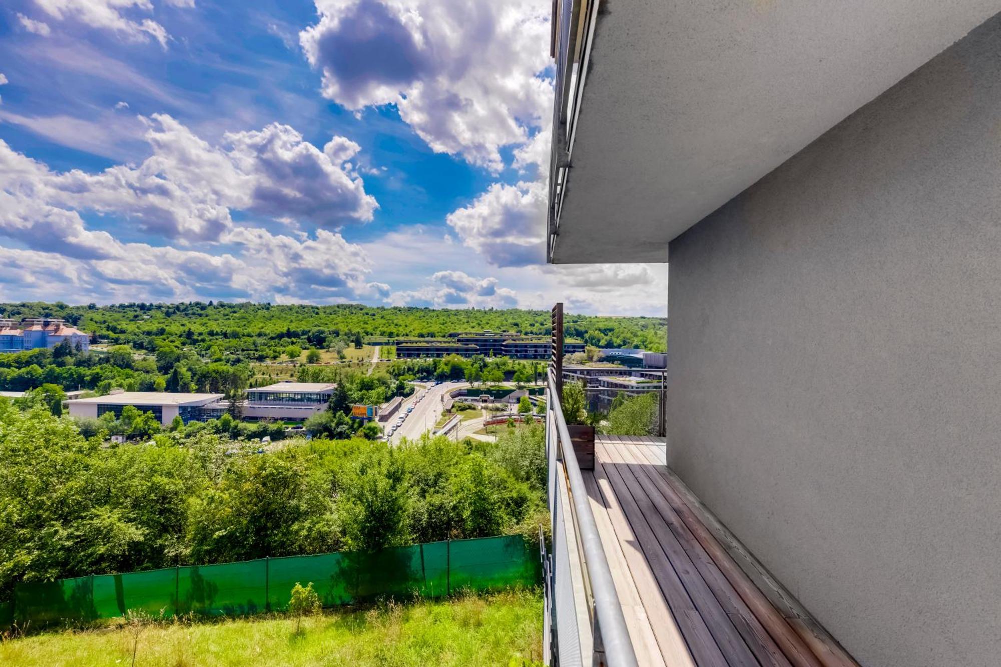 Apartmán Moderni S Terasou, 2 Loznice, Parkovani V Cene, Blizko Metra, 15 Min Do Centra Prague